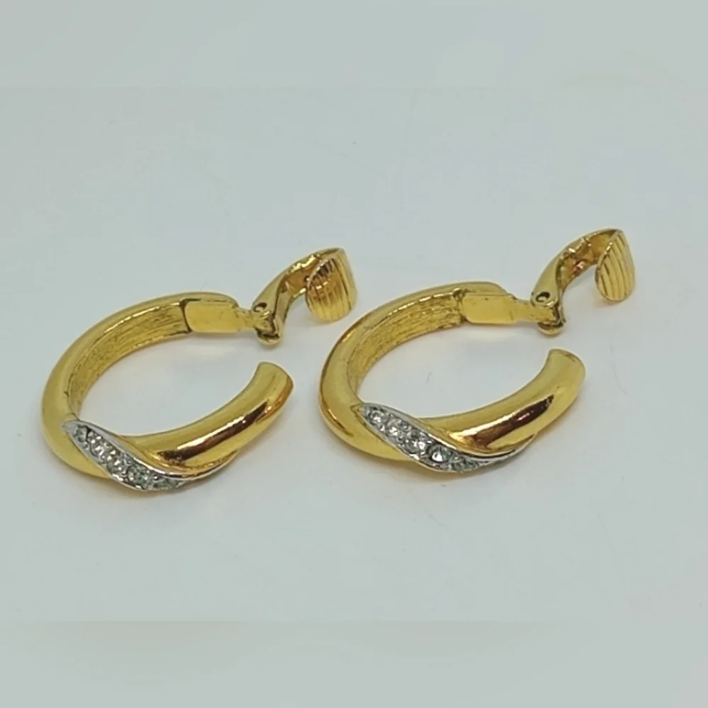 * vintage Crown Trifari gold tone & rhinestones hoops clip on earrings